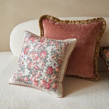 Trg rose u američkom vintage stilu, blijedo-roza cvijet jastučnicu, torbica za nakit, luksuzni sofa fotelja, cousin