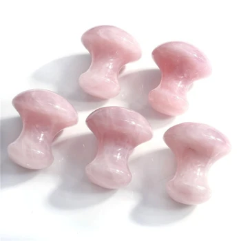 Выскабливающий masaža lica iz ružičaste kvarcnog kamena u obliku gljive