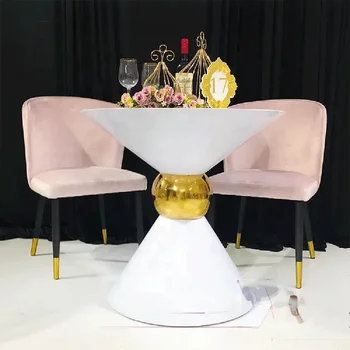 Moderan bar stol s bijelim воронкообразной metalna sudopera za koktele