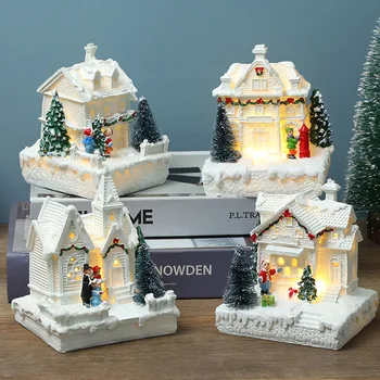 Europska Božićno selo, bijela prekrasna kuća, zgrada, svečane dekoracije Božićno drvce od smole, ukras, dar, Novogodišnji dekor, obrt