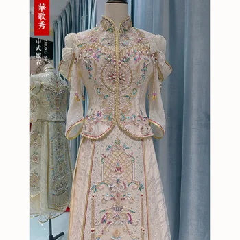 Банкетное haljina u kineskom stilu, ukrašena perlicama i кисточками, donje i. svečana haljina sa šljokicama u boji šampanjca
