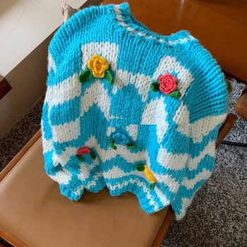 Pletene džemper ručni rad u kavez s obojene blokove, svijetlo plava surround pulover s cvijećem, zimska moda 2023